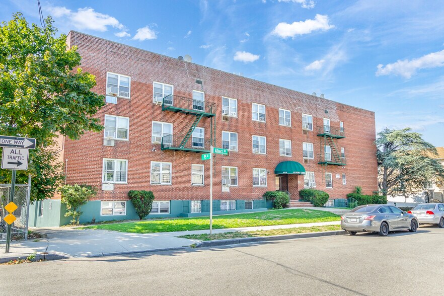 9420 Albert Rd, Ozone Park, NY à vendre - Photo du bâtiment - Image 2 de 8