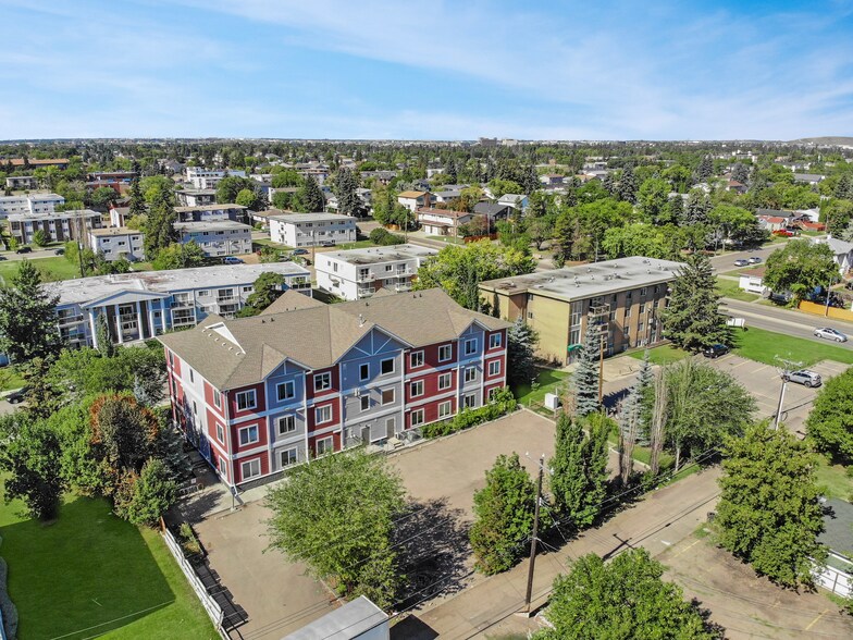 10141 153rd St NW, Edmonton, AB à vendre - Photo du bâtiment - Image 2 de 4