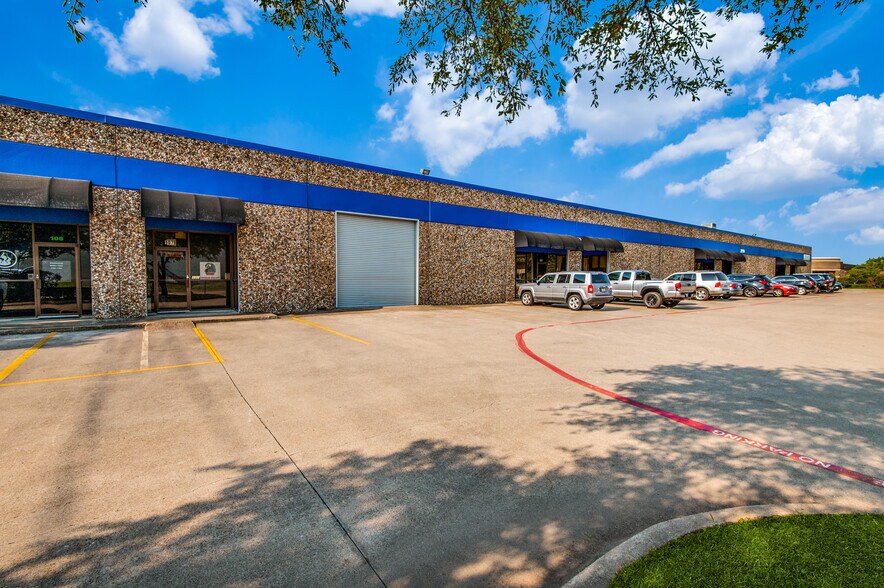 2910 Belmeade Dr, Carrollton, TX à louer - Photo du bâtiment - Image 2 de 6