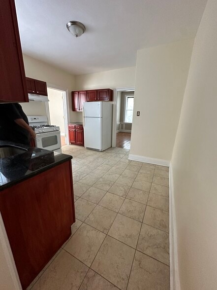 596 Wyona St, Brooklyn, NY for sale - Interior Photo - Image 2 of 6