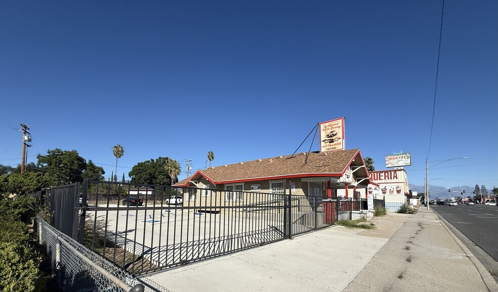 162 W Foothill Blvd, Rialto, CA for sale - Building Photo - Image 2 of 3