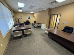 22180 Pontiac Trl, South Lyon, MI à louer Photo intérieure- Image 2 de 3