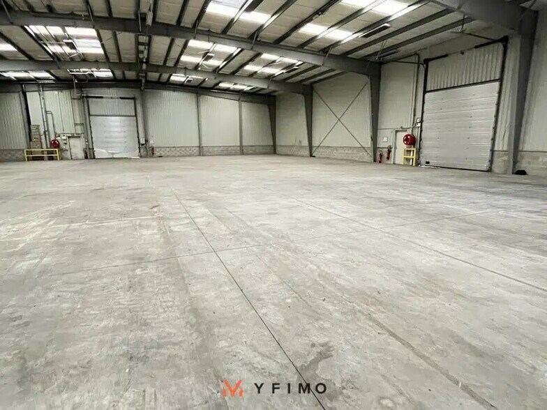 Flex in Les Mureaux for lease - Building Photo - Image 2 of 5