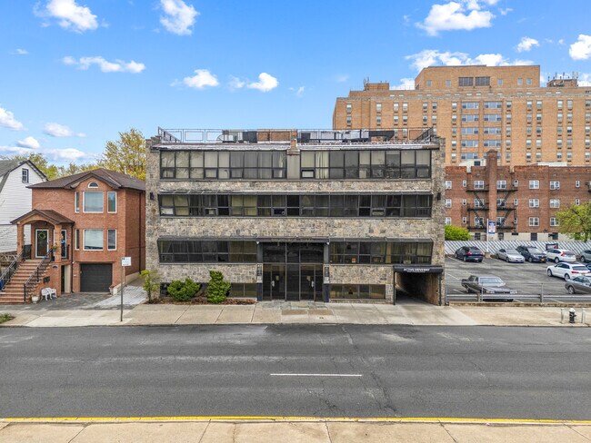 Plus de détails pour 4221 Francis Lewis Blvd, Bayside, NY - Bureau à vendre