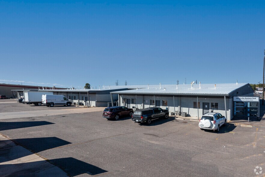 2045 S Valentia St, Denver, CO à louer - Photo du bâtiment - Image 2 de 5