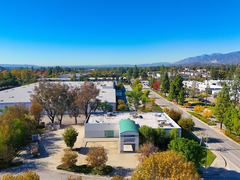 400 E Arrow Hwy, San Dimas, CA à vendre - Photo du bâtiment - Image 3 de 17