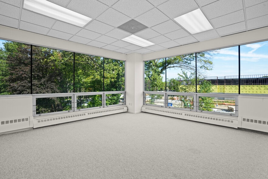 130 Business Park Dr, Armonk, NY for lease - Interior Photo - Image 2 of 4
