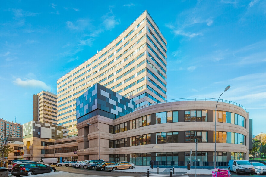 Calle de Juan Esplandiú, 11-13, Madrid, Madrid for lease - Building Photo - Image 2 of 4