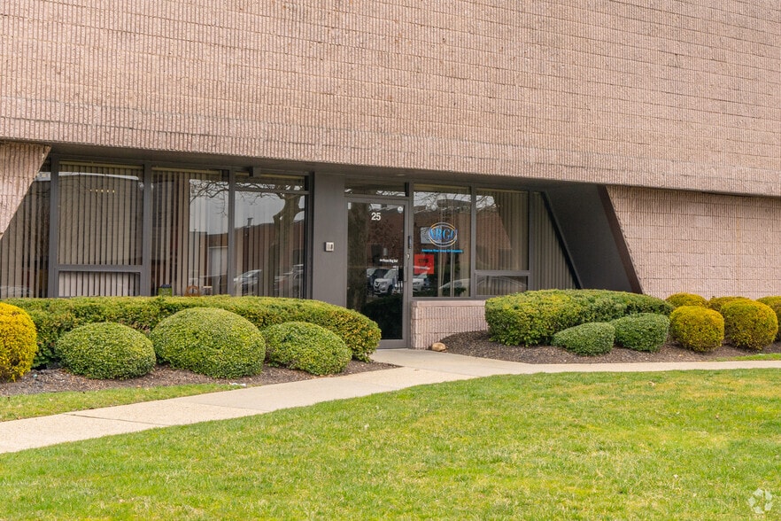 25-33 Dubon Ct, Farmingdale, NY for lease - Building Photo - Image 3 of 4