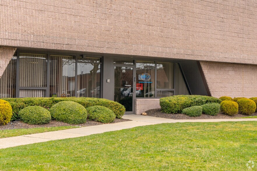 25-33 Dubon Ct, Farmingdale, NY à louer - Photo du bâtiment - Image 3 de 4