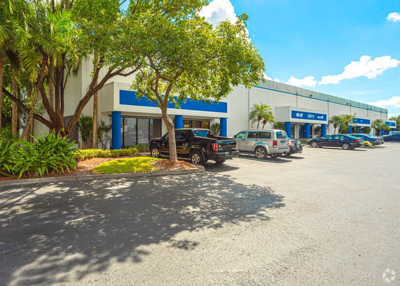 8850-8880 NW 18th Ter, Miami, FL à louer - Photo du bâtiment - Image 2 de 6