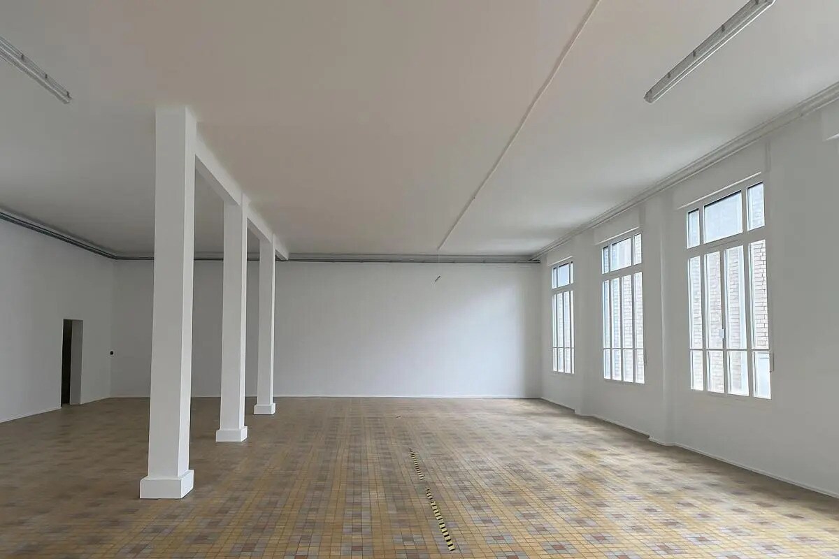 Flex in Clichy for lease Building Photo- Image 1 of 7