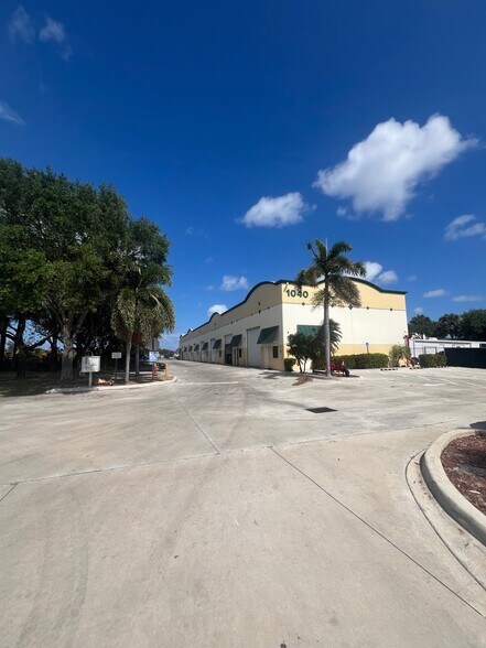1040 W Industrial Ave, Boynton Beach, FL à louer - Photo du bâtiment - Image 3 de 22
