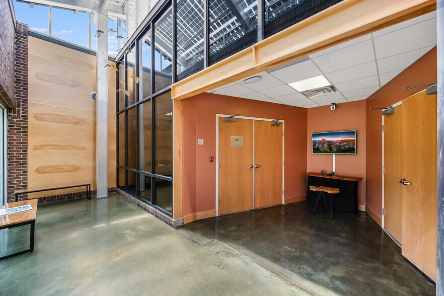 605 Eastowne Dr, Chapel Hill, NC à louer - Photo du bâtiment - Image 3 de 18