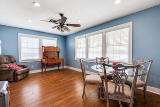 209 S Main St, Lindale, TX for lease Interior Photo- Image 2 of 13