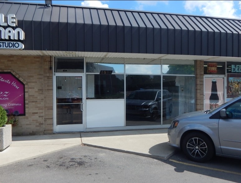 3202-3210 Crooks Rd, Royal Oak, MI for lease - Building Photo - Image 3 of 9