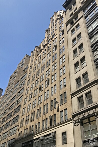 251 W 39th St, New York, NY à louer - Photo du bâtiment - Image 3 de 11