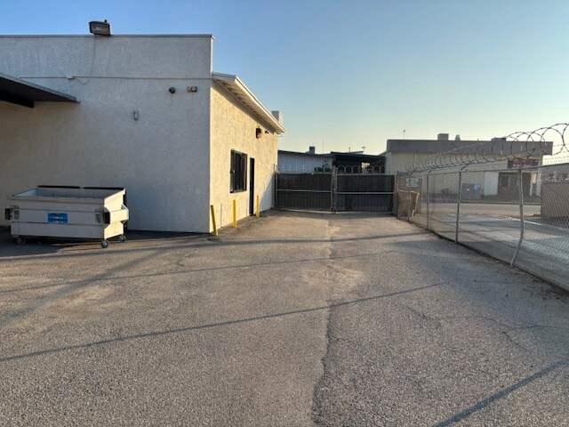 4632 District Blvd, Bakersfield, CA à louer - Photo du bâtiment - Image 1 de 4