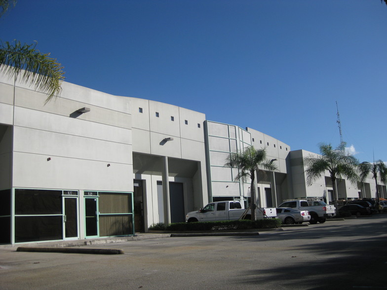 911 NW 209th Ave, Pembroke Pines, FL for sale - Building Photo - Image 1 of 1