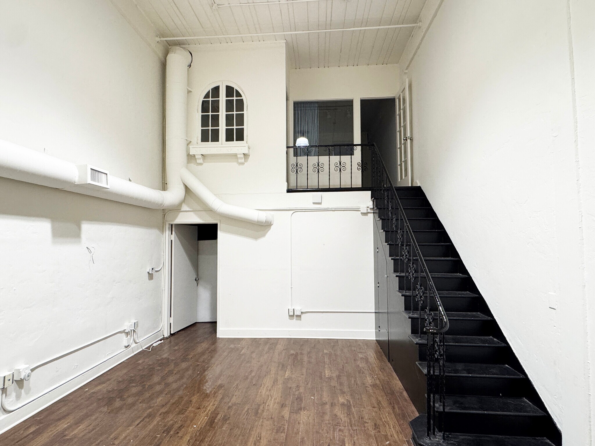 672 S La Fayette Park Pl, Los Angeles, CA for lease Interior Photo- Image 1 of 12