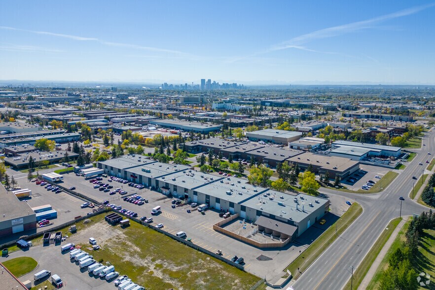 3944-3956 29 St NE, Calgary, AB à louer - Aérien - Image 3 de 9
