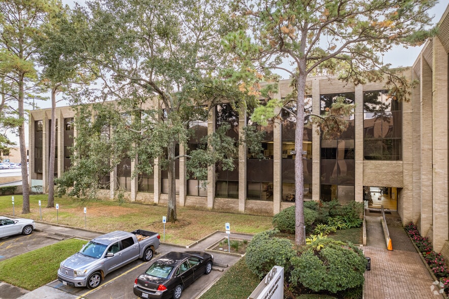 4545 Post Oak Pl, Houston, TX à louer - Photo du bâtiment - Image 1 de 9