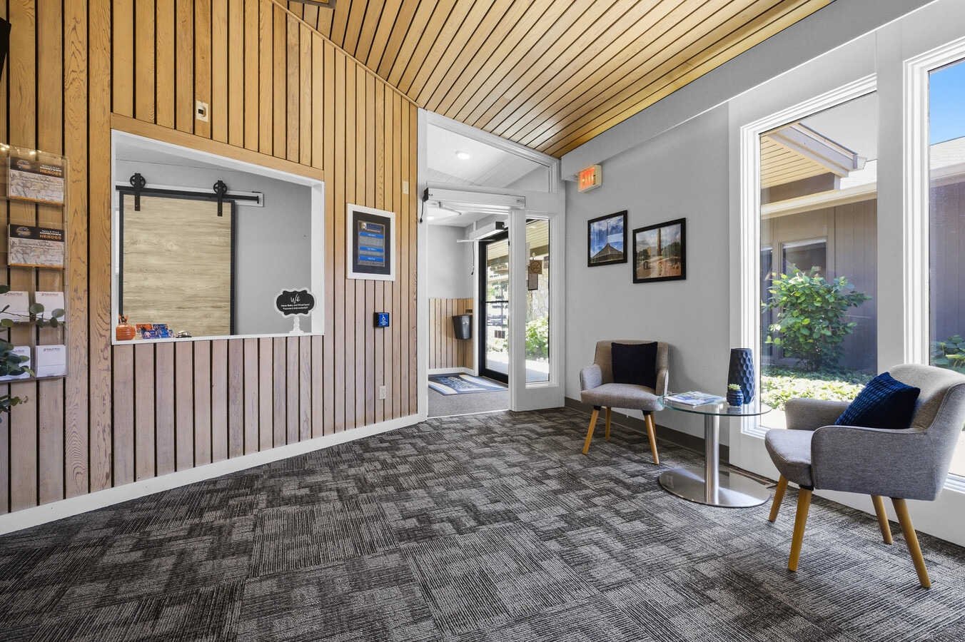 360 Plaza Dr, Columbus, IN 47201 - Unité B -  - Photo intérieure - Image 1 of 18