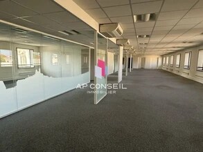 Office in Versailles for lease Interior Photo- Image 1 of 2