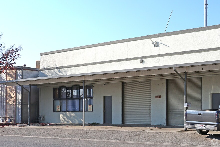 163 S Spruce St, Tulare, CA à vendre - Photo du bâtiment - Image 2 de 3