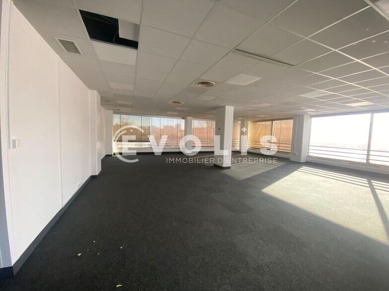 Office in Rosny-sous-Bois for lease - Building Photo - Image 3 of 23