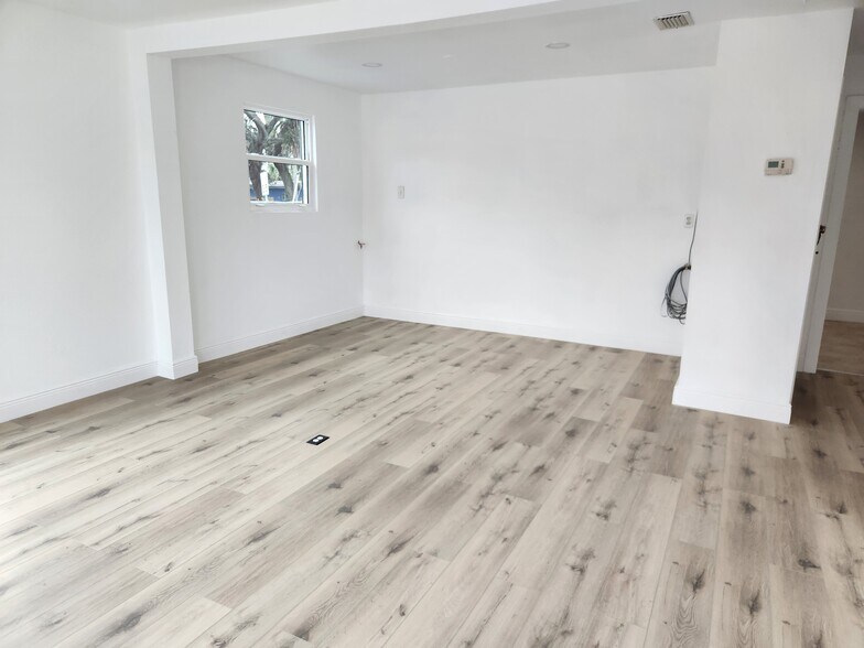 1102 W Waters Ave, Tampa, FL à louer - Photo du bâtiment - Image 3 de 6