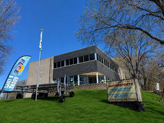 Plus de détails pour 4388 Shoreline Dr, Spring Park, MN - Commerce de détail à vendre