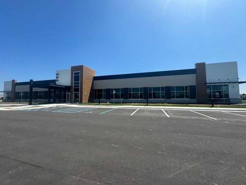 905 N Emerson Ave, Greenwood, IN à louer - Photo du bâtiment - Image 2 de 7