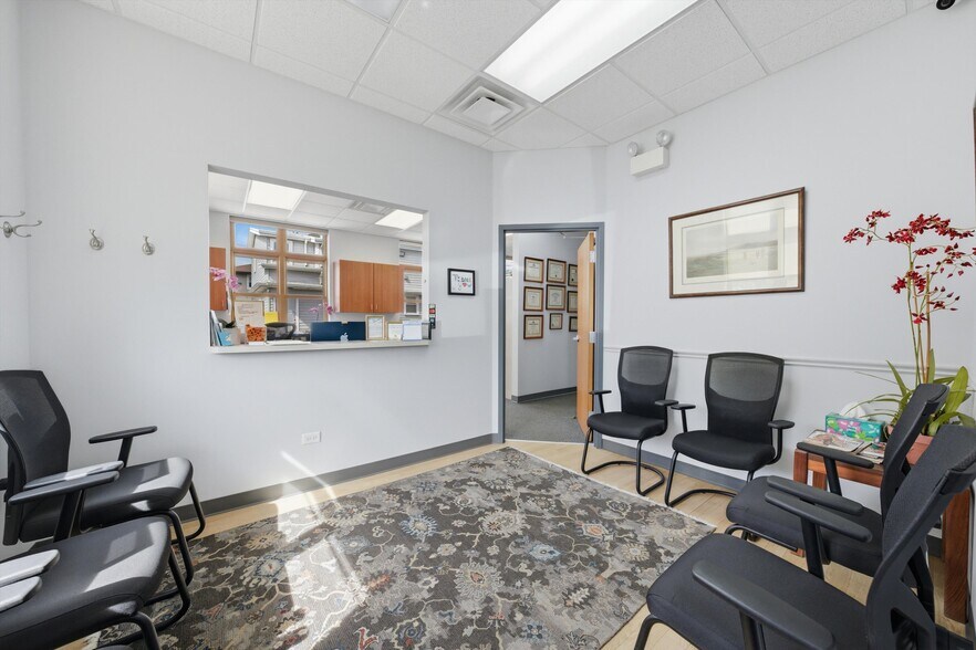 828 N Cass Ave, Westmont, IL à vendre - Photo intérieure - Image 3 de 22