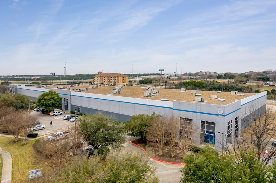 8410 Tuscany Way, Austin, TX à louer - Photo du bâtiment - Image 3 de 9
