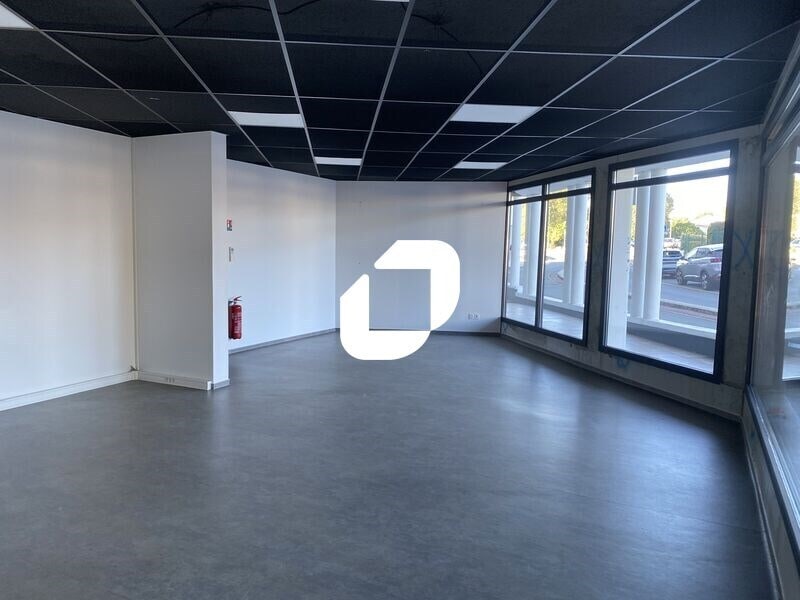 Retail in Talence for sale Interior Photo- Image 1 of 9