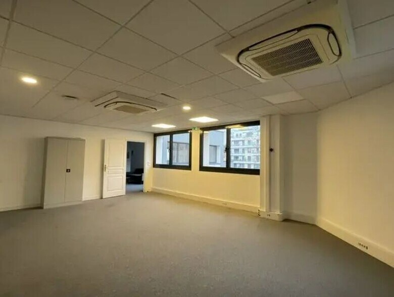 Bureau dans Clichy à vendre - Photo du bâtiment - Image 2 de 11