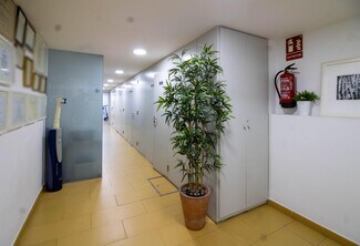 Plus de détails pour Multi-résidentiel à vendre