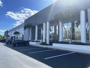 9353 Laredo Ave, Fort Myers, FL for lease Building Photo- Image 1 of 1