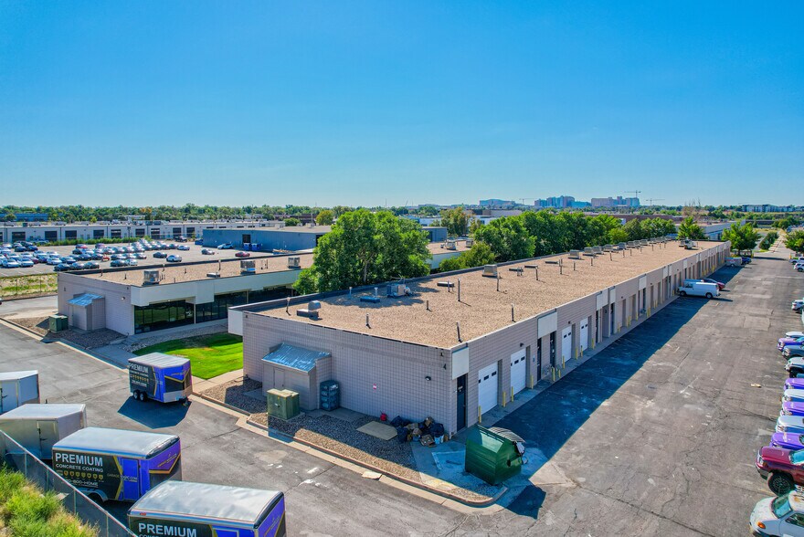 11801-11841 E 33rd Ave, Aurora, CO à louer - Photo du bâtiment - Image 2 de 3