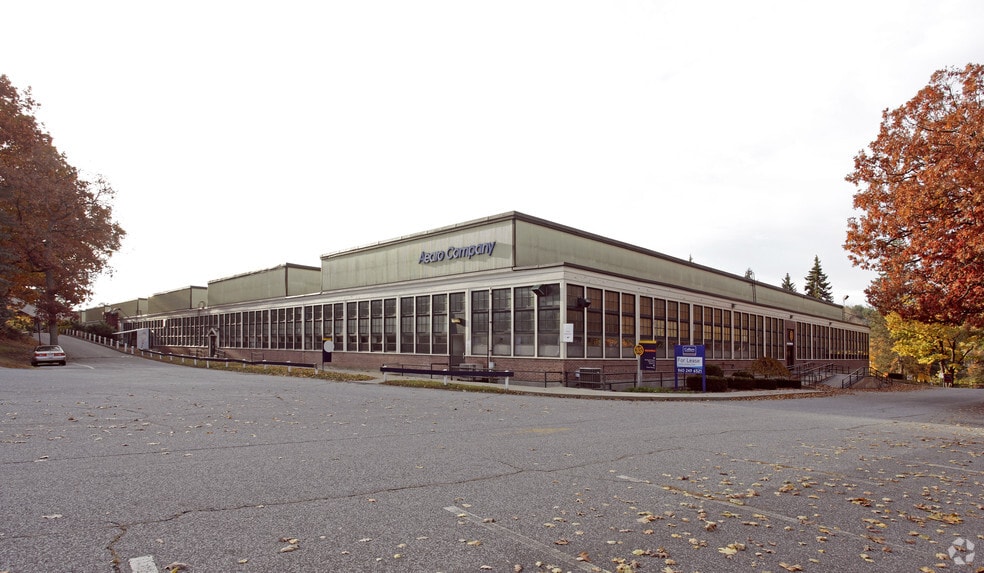 35 Optical Dr, Southbridge, MA à vendre - Photo du bâtiment - Image 2 de 12