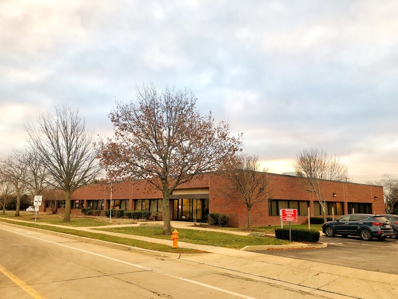 201 Devonshire Dr, Champaign, IL à louer - Photo du bâtiment - Image 1 de 9