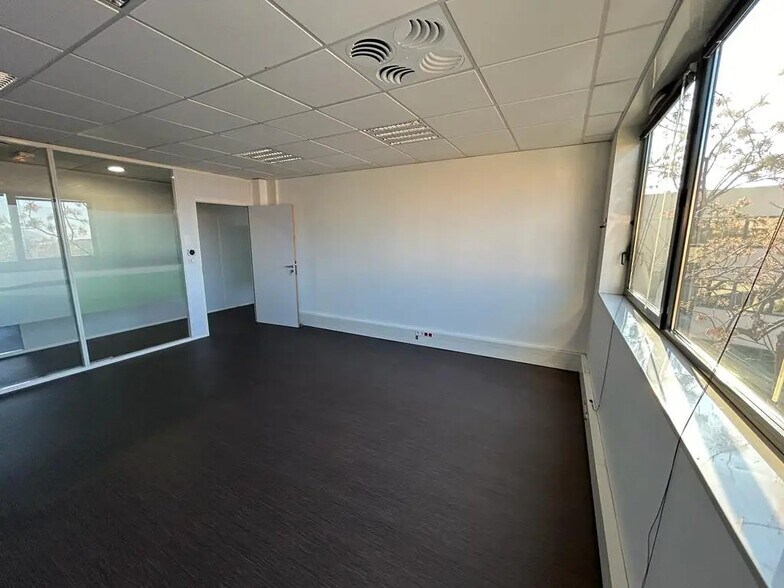 Office in Marseille for lease - Building Photo - Image 3 of 17