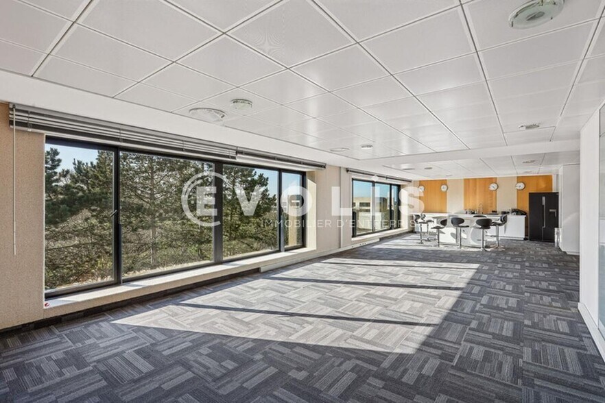 Office in Lieusaint for lease - Building Photo - Image 3 of 10