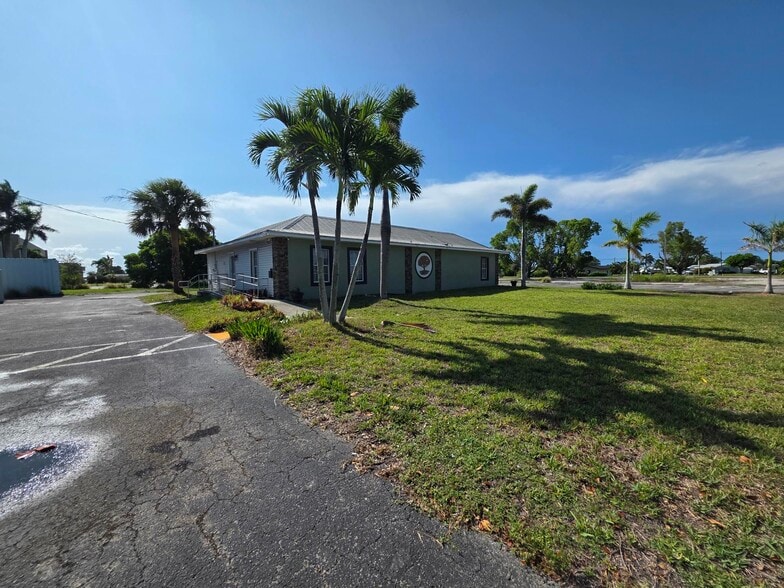 4811 S Del Prado Blvd, Cape Coral, FL for lease - Building Photo - Image 3 of 17