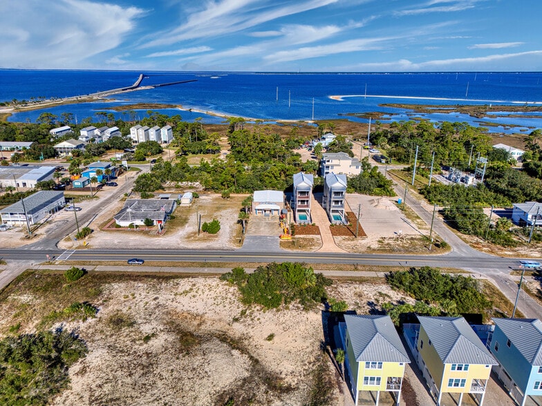 235 E Gulf Beach Dr, Saint George Island, FL à vendre - Photo du bâtiment - Image 2 de 28