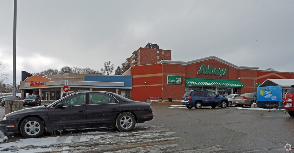 130 Cedar St, Cambridge, ON à louer - Photo du bâtiment - Image 2 de 7