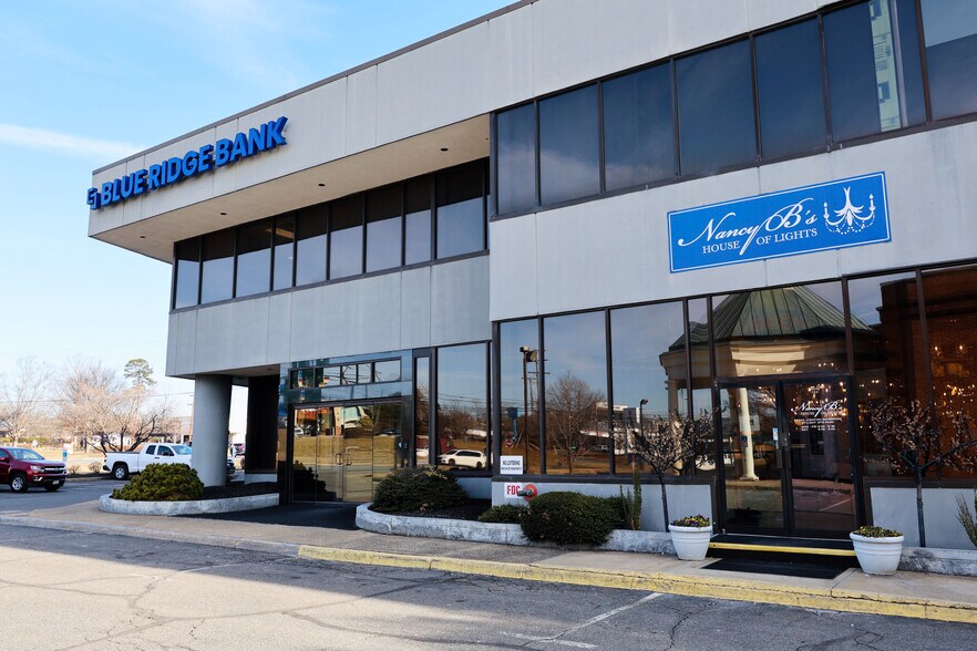 1807 Seminole Trl, Charlottesville, VA à louer - Photo du bâtiment - Image 3 de 8