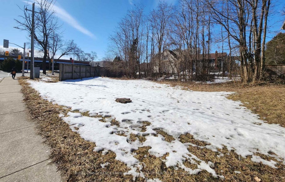 685 Brant St, Burlington, ON for sale - Primary Photo - Image 1 of 1