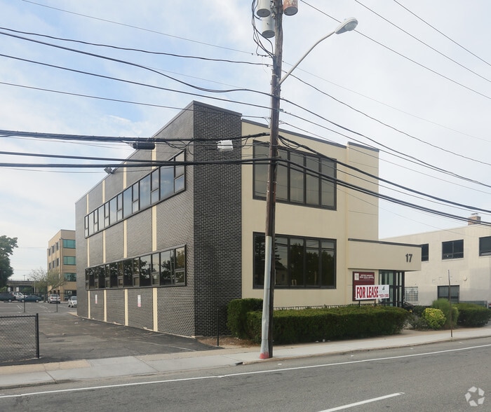 17 W John St, Hicksville, NY à louer - Photo du bâtiment - Image 2 de 3
